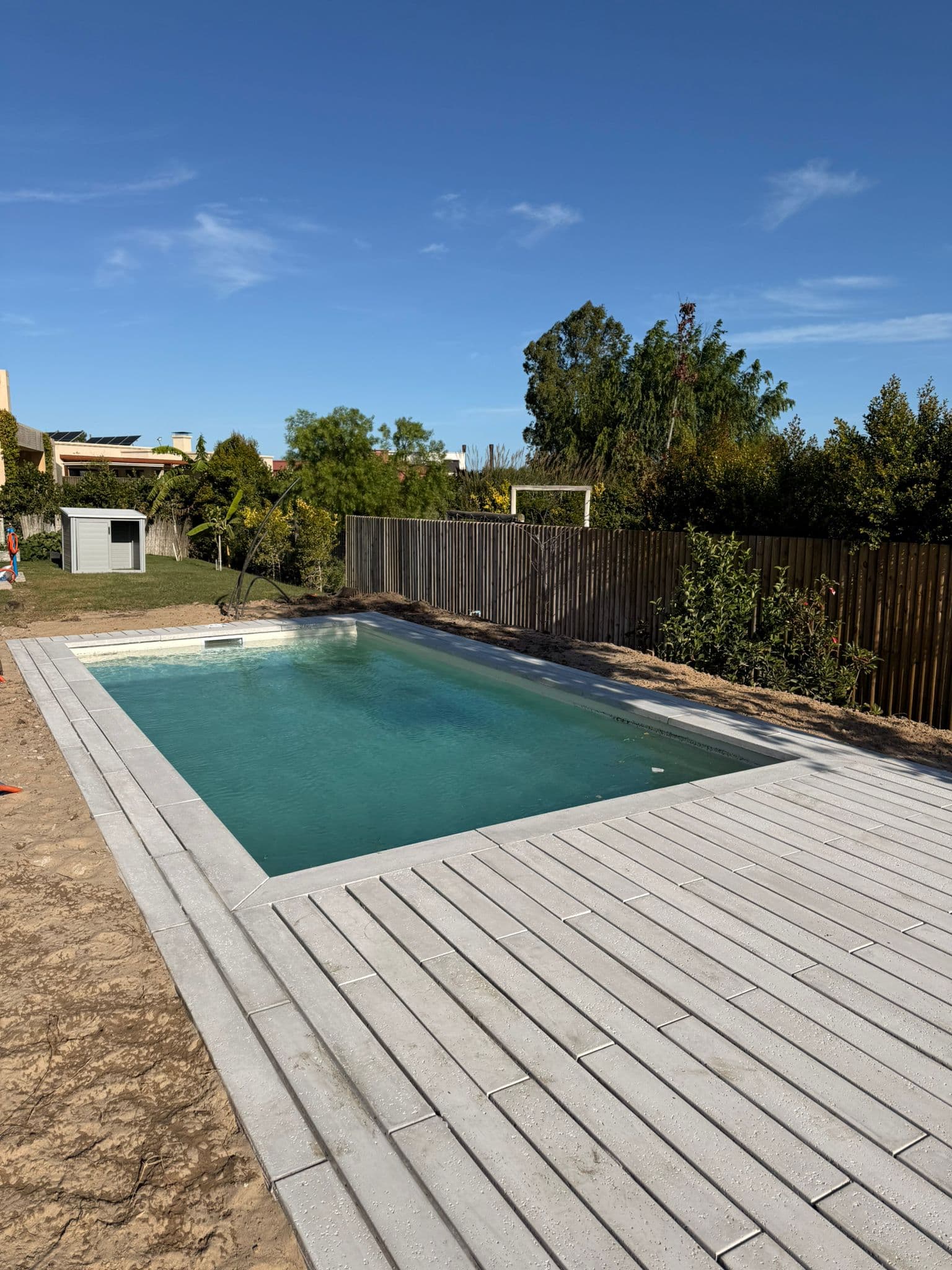 Piscina moderna con deck